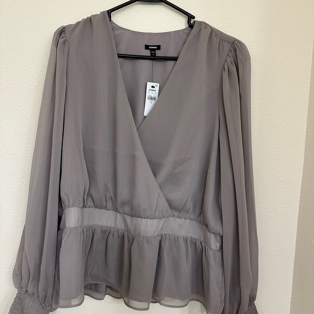 Express Women V-Neck Smocked Cuff Peplum blouse
Size: XL